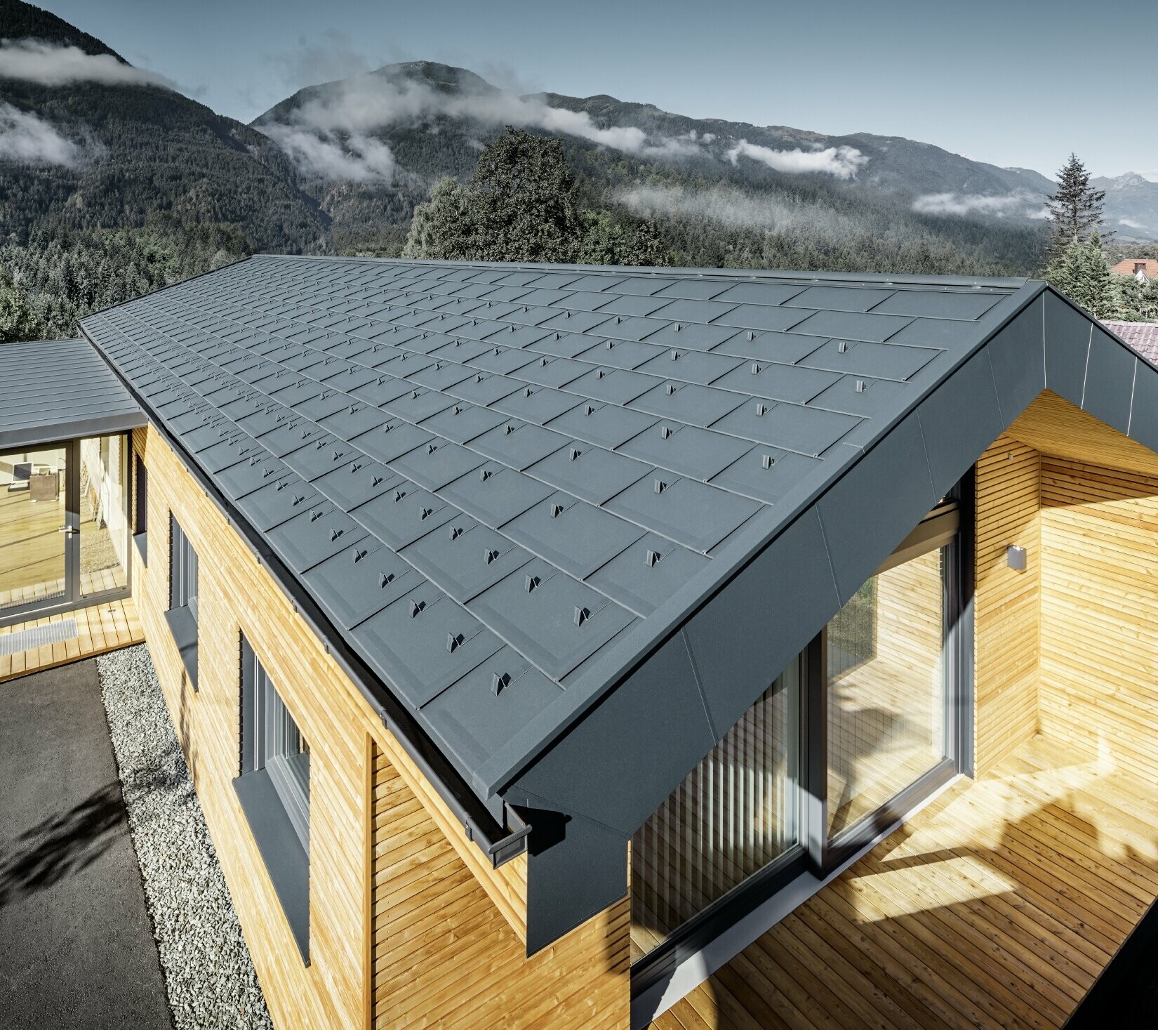 A Holzbau Faltheiner új irodaháza vörösfenyő homlokzattal, tágas ablakfelületekkel és antracit PREFA tetővel.
