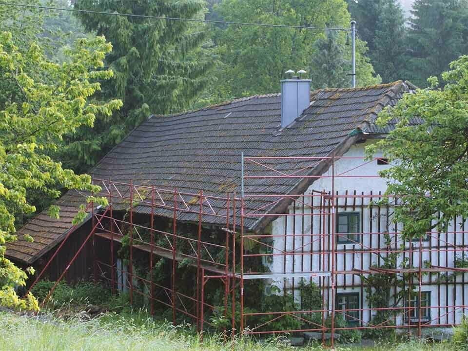 Régi családi ház a tető PREFA termékekkel történő felújítása előtt