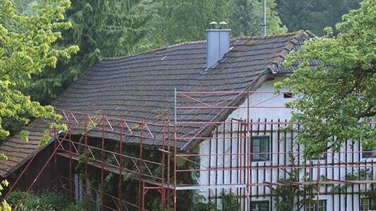 A Wiesenhaus régi tetője röviddel a PREFA zsindellyel történő felújítás előtt, felállványozva