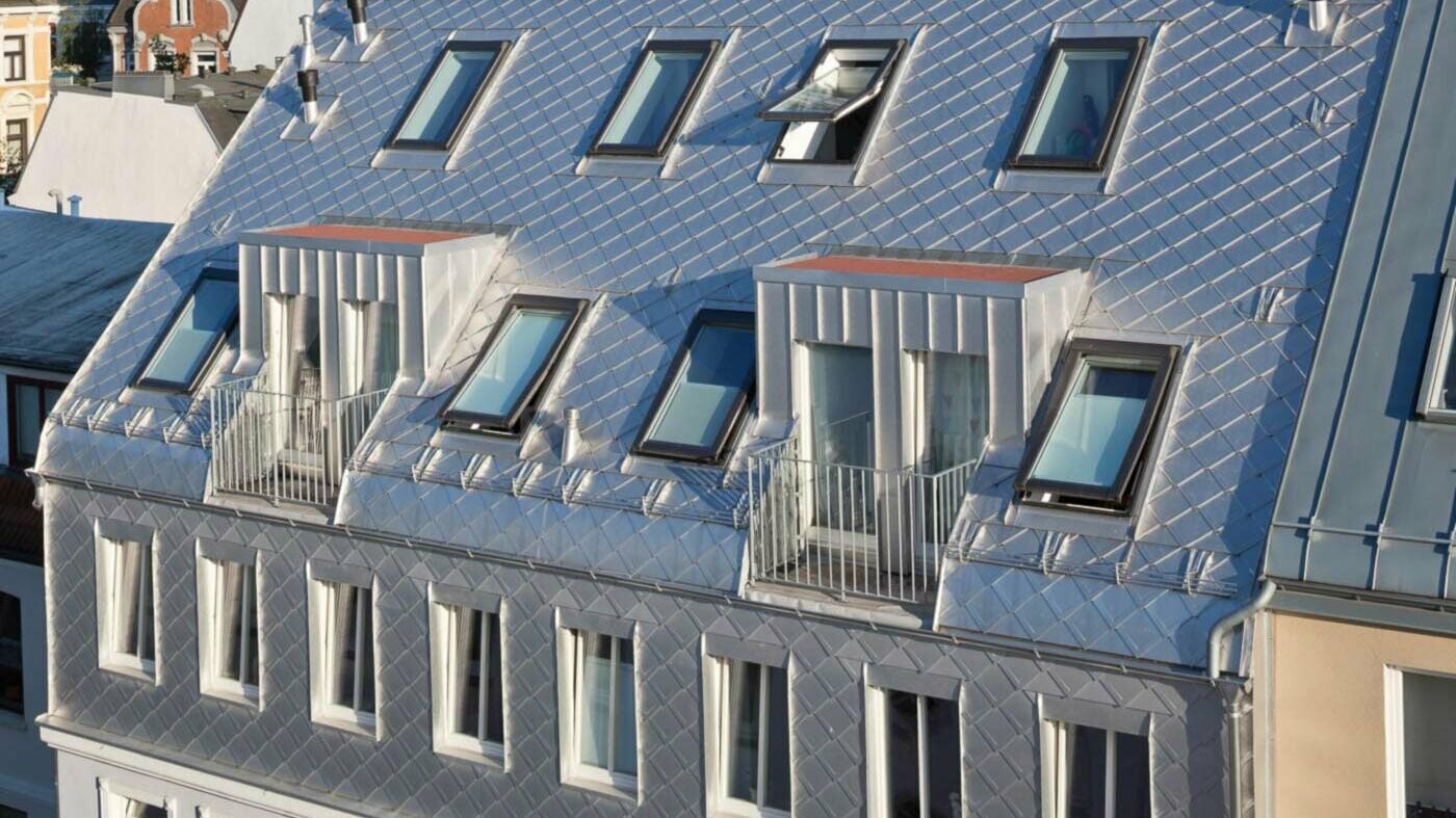 Natúr alumínium palatető sok tetőablakkal készült tetőtér-beépítés esetén
