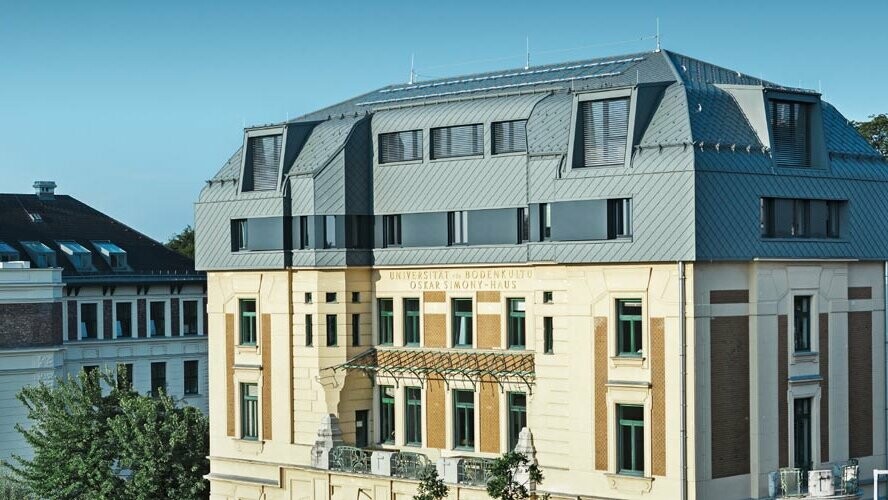 A történelmi Simony-ház Bécsben a P.10 világosszürke színű PREFA tetőfedő és homlokzatburkoló rombuszokkal történt felújítás után