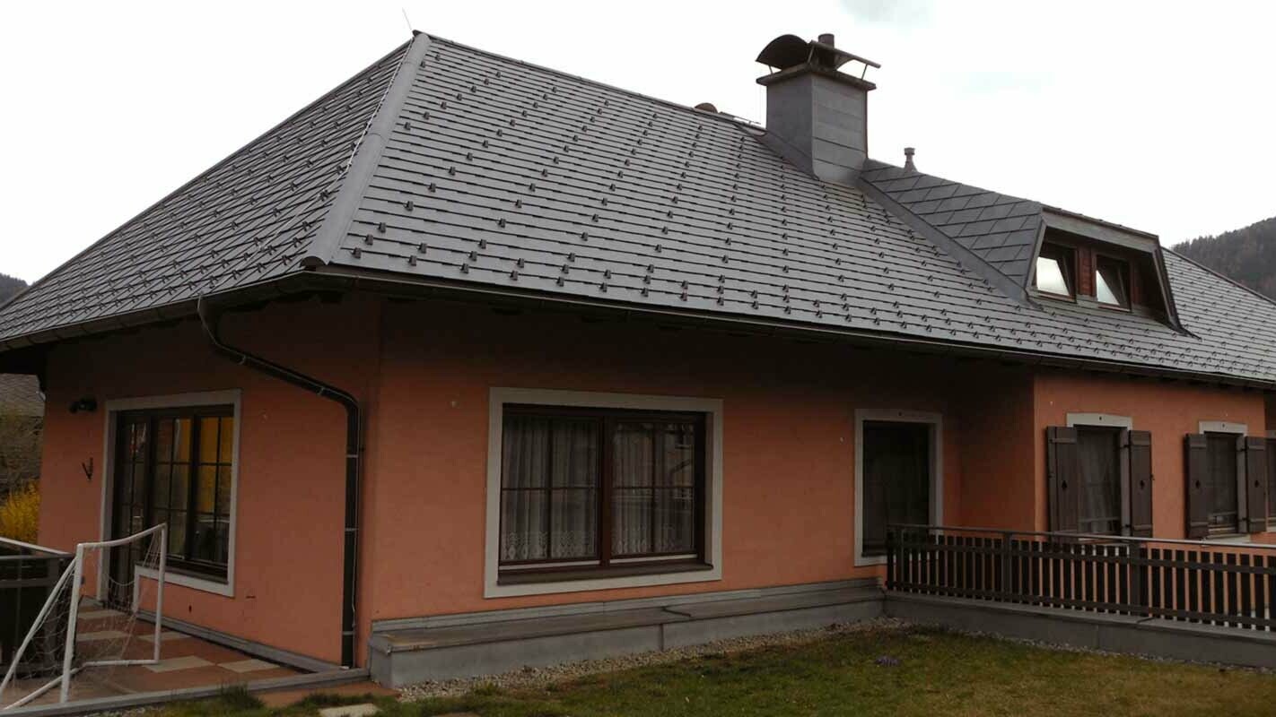 Trapéz alakú, tetőablakos kontytetős ház tetőfelújítása PREFA tetőfedő zsindely használatával