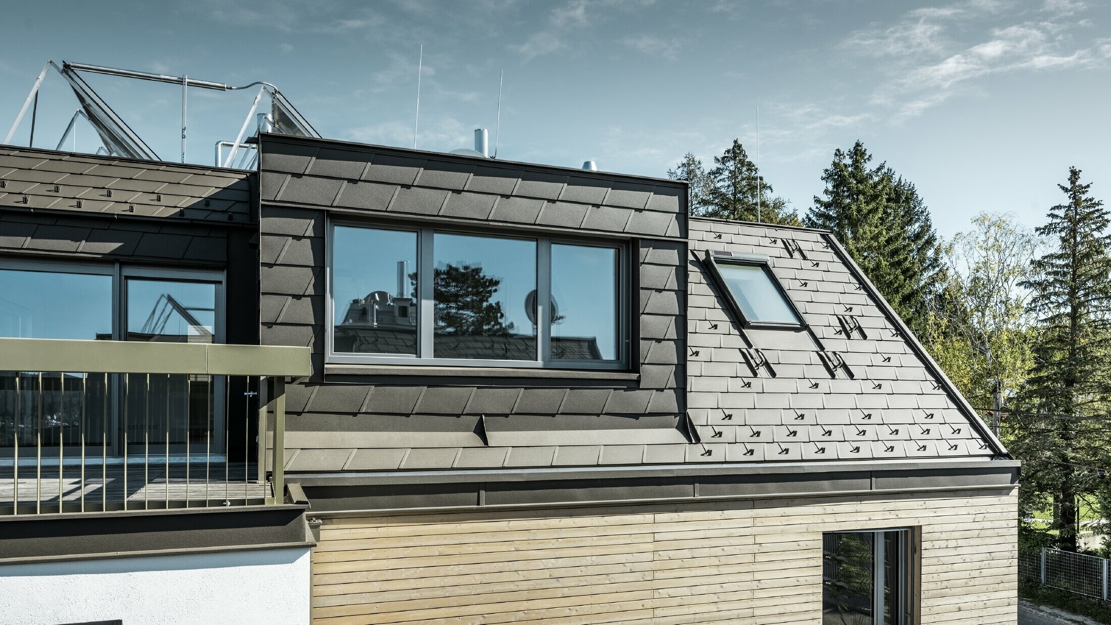 Tetőtér-beépítés, P.10 barna színű PREFA DS.19 tetőfedő zsindellyel kialakított tető- és homlokzatburkolat