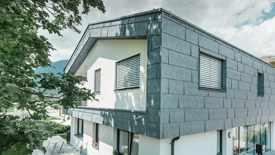 Egy modern lakóház első emelete FX.12 PREFA alumínium homlokzati panelekkel márványszürke színben.