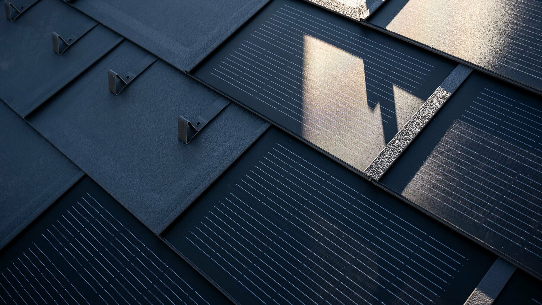 A beépített PREFA napelemes tetőfedő panel közelről