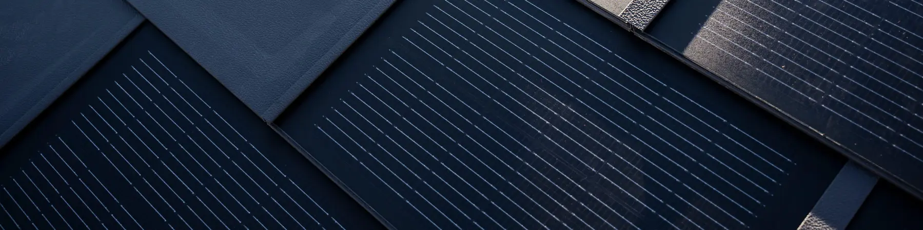 A beépített PREFA napelemes tetőfedő panel közelről
