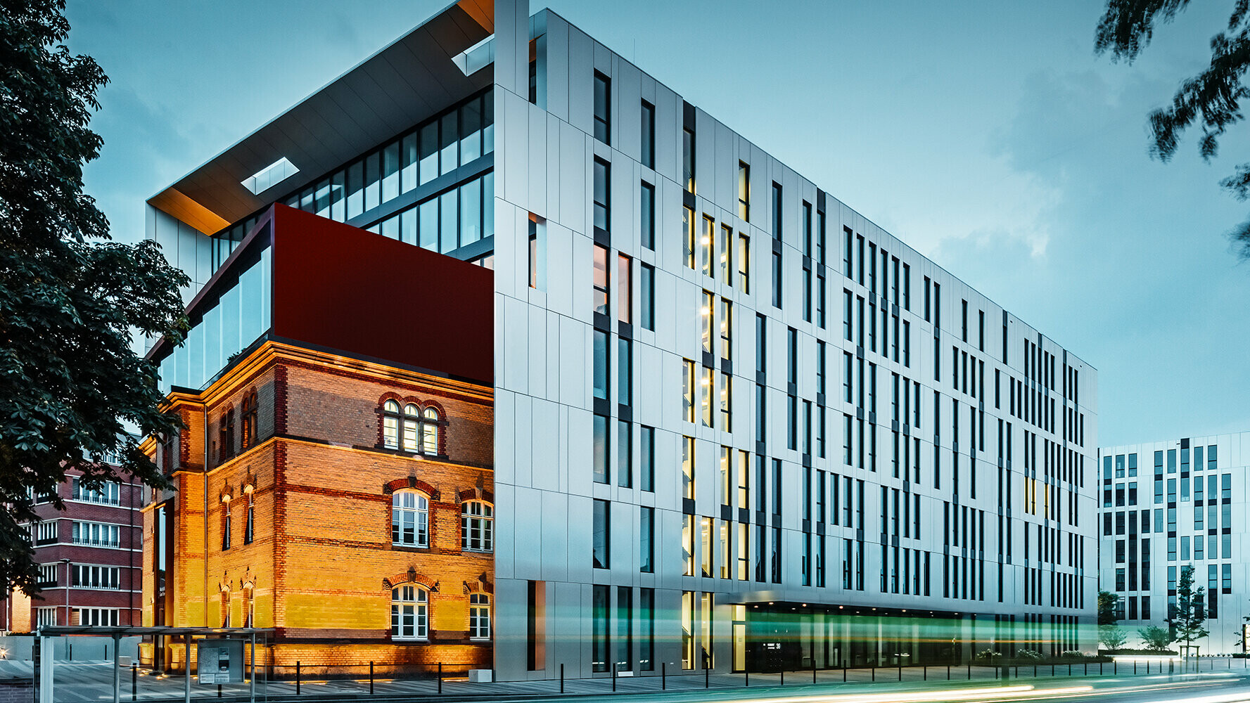 A Düsseldorf központjában újonnan épült irodaházat PREFA alumínium kompozit lemezekkel fedték be.