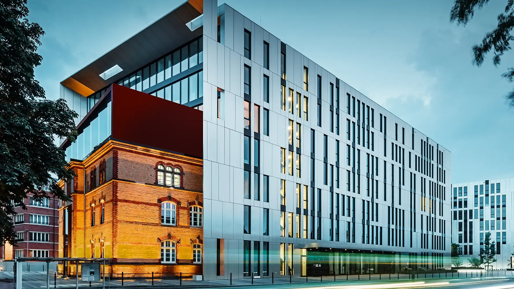 A Düsseldorf központjában újonnan épült irodaházat PREFA alumínium kompozit lemezekkel fedték be.