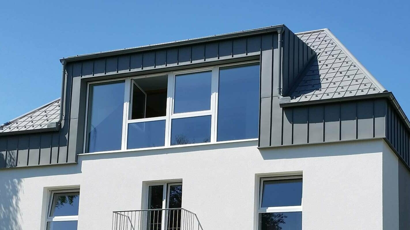 Ház tetőfelújítás után, Prefalz és PREFA Classic elem, Ausztria
