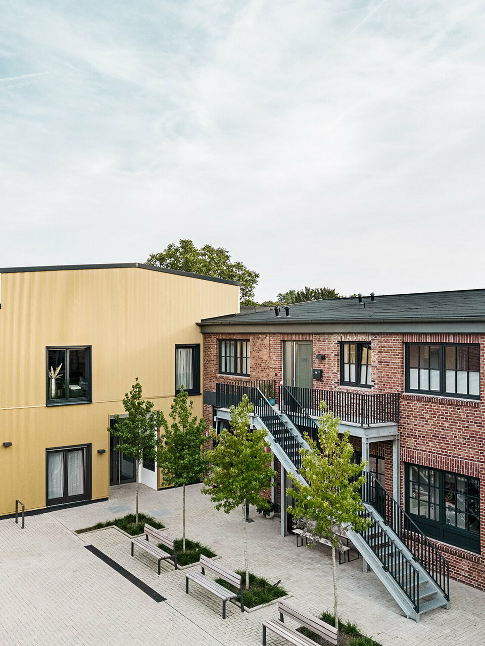 Normalansicht der Kellerhöfe in Langenfeld, die von Rotterdam Dakowski Architekten zu 23 Mietwohnungen und einer Gewerbeeinheit umfunktioniert wurden.