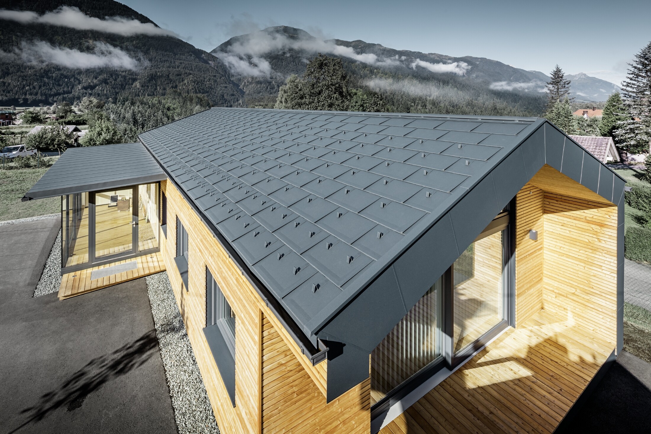 A Holzbau Faltheiner új irodaháza vörösfenyő homlokzattal, tágas ablakfelületekkel és antracit PREFA tetővel.