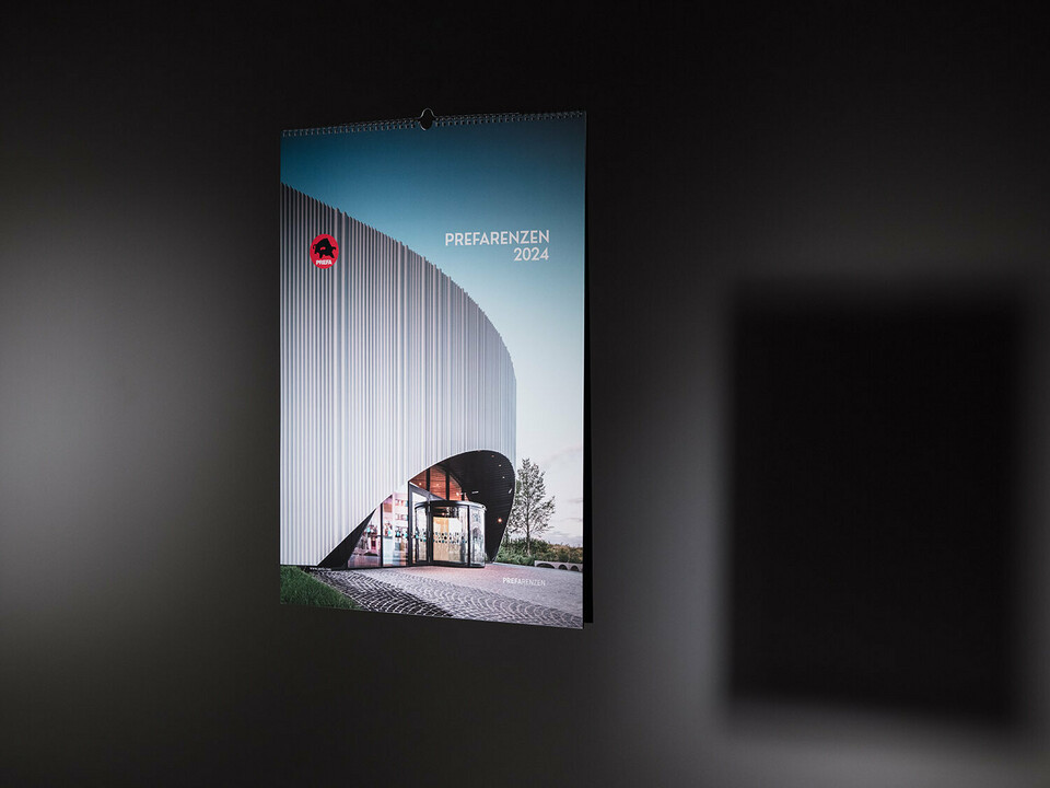 Der in der Luft schwebende PREFARENZEN Kalender 2024 vor einem dunklen Hintergrund.