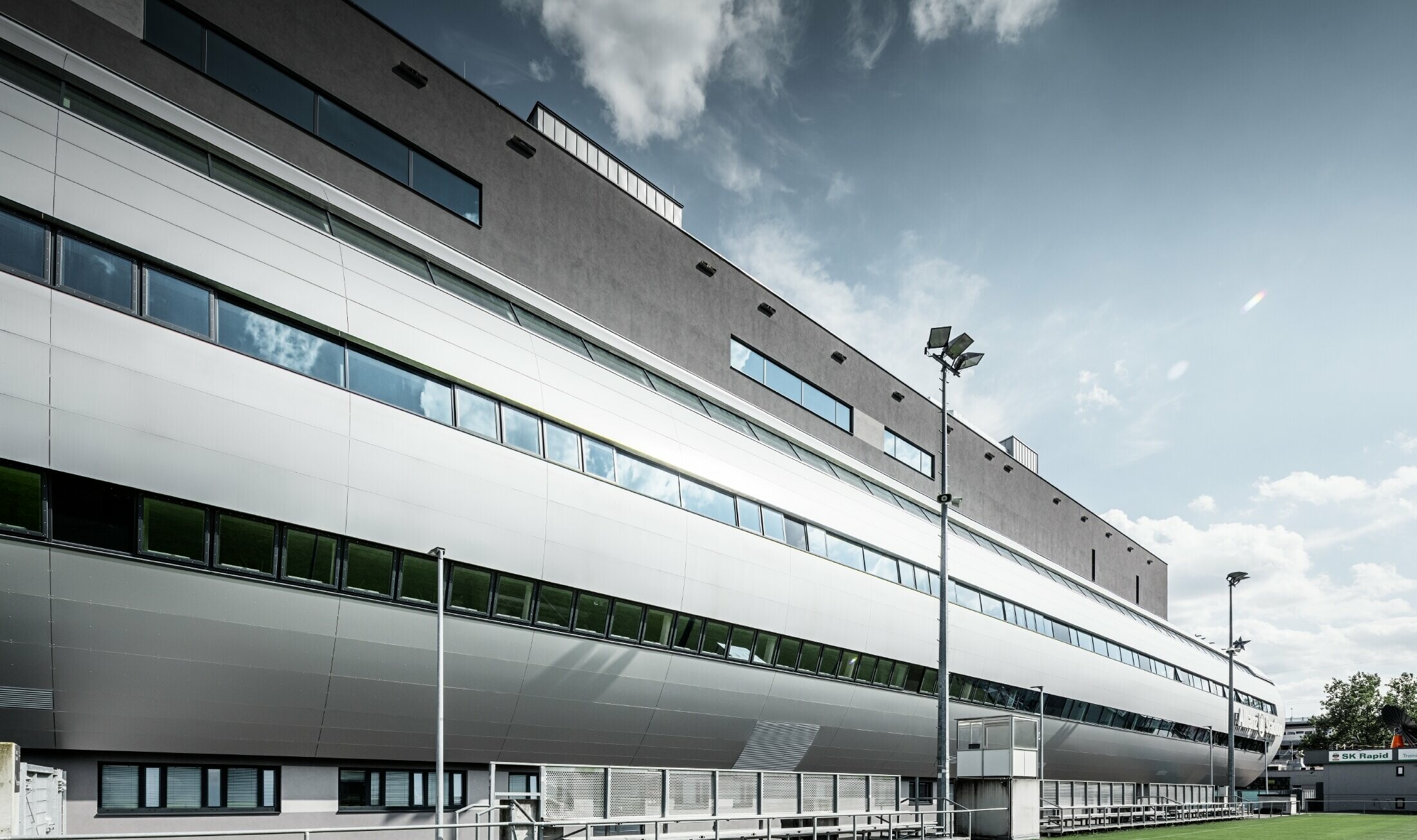 A bécsi stadion csöve ezüstmetál színű PREFA alumínium kompozit lemezzel