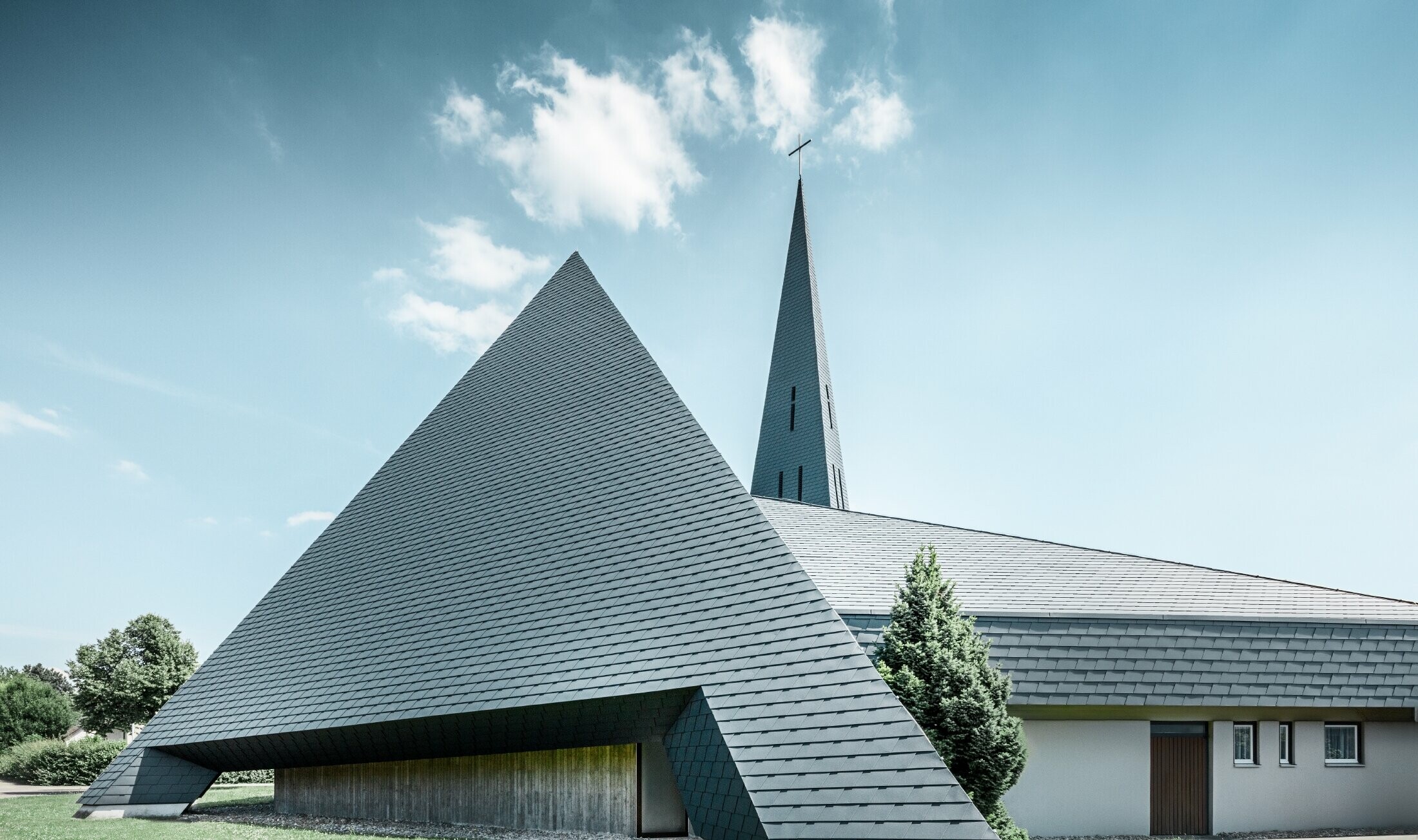 piramis formájú katolikus templom Langenauban antracit színű PREFA alumínium zsindellyel.