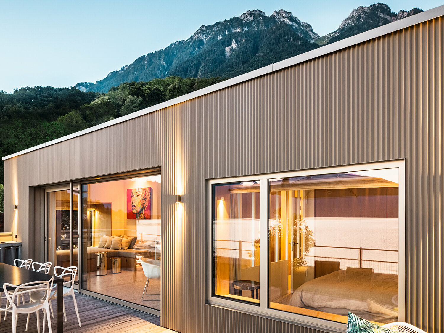 Kilátás a teraszra és az épület belsejének egy részére este.