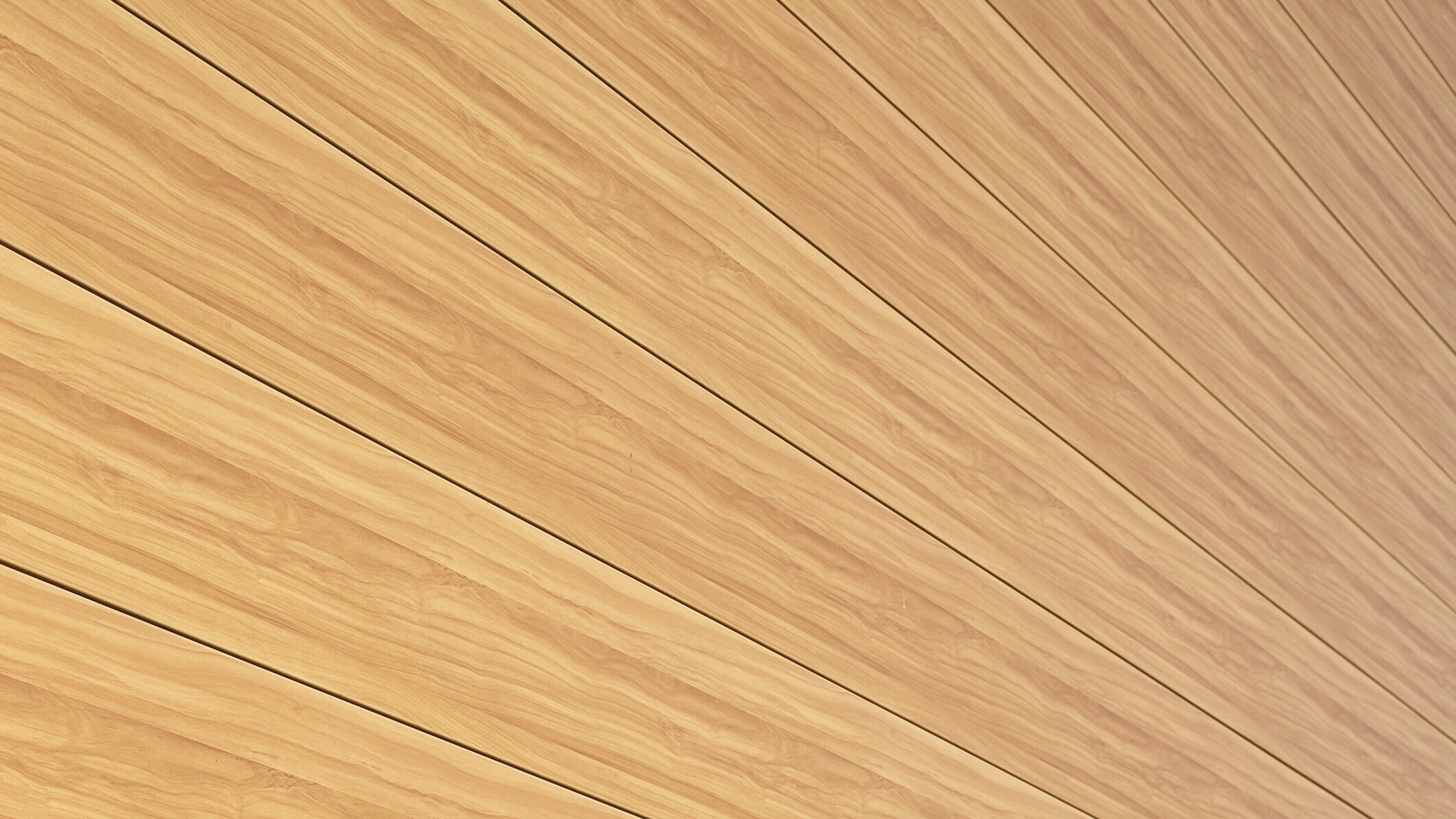 Közelkép a PREFA Siding alumínium homlokzatáról, természetes tölgy színben, egy családi házon Usingenben, Németországban.