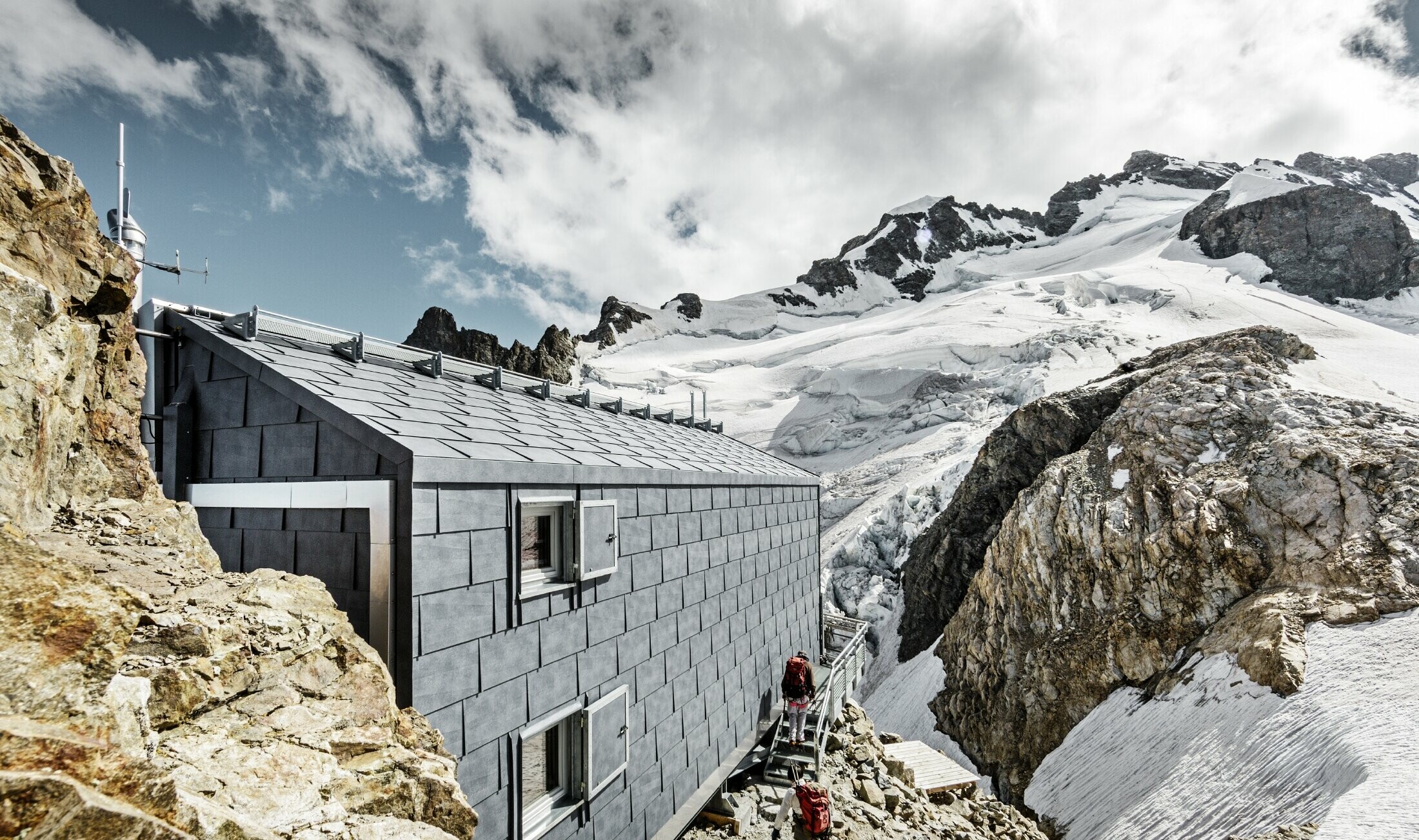 [Translate to Magyar:] Berghütte auf dem La Meije in Frankreich verkleidet mit FX.12 in P.10 Steingrau