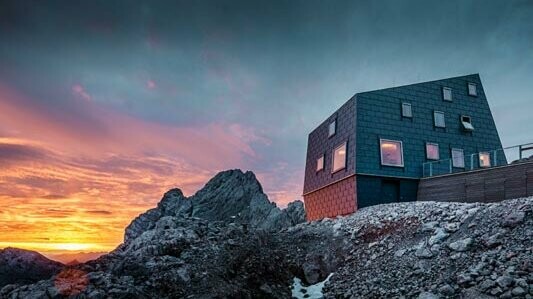 Rendkívüli építészet a hegyekben: a Dachsteinen álló Seethalerhütte márványszürke PREFA FX.12 tető- és homlokzatburkoló panellel borítva.