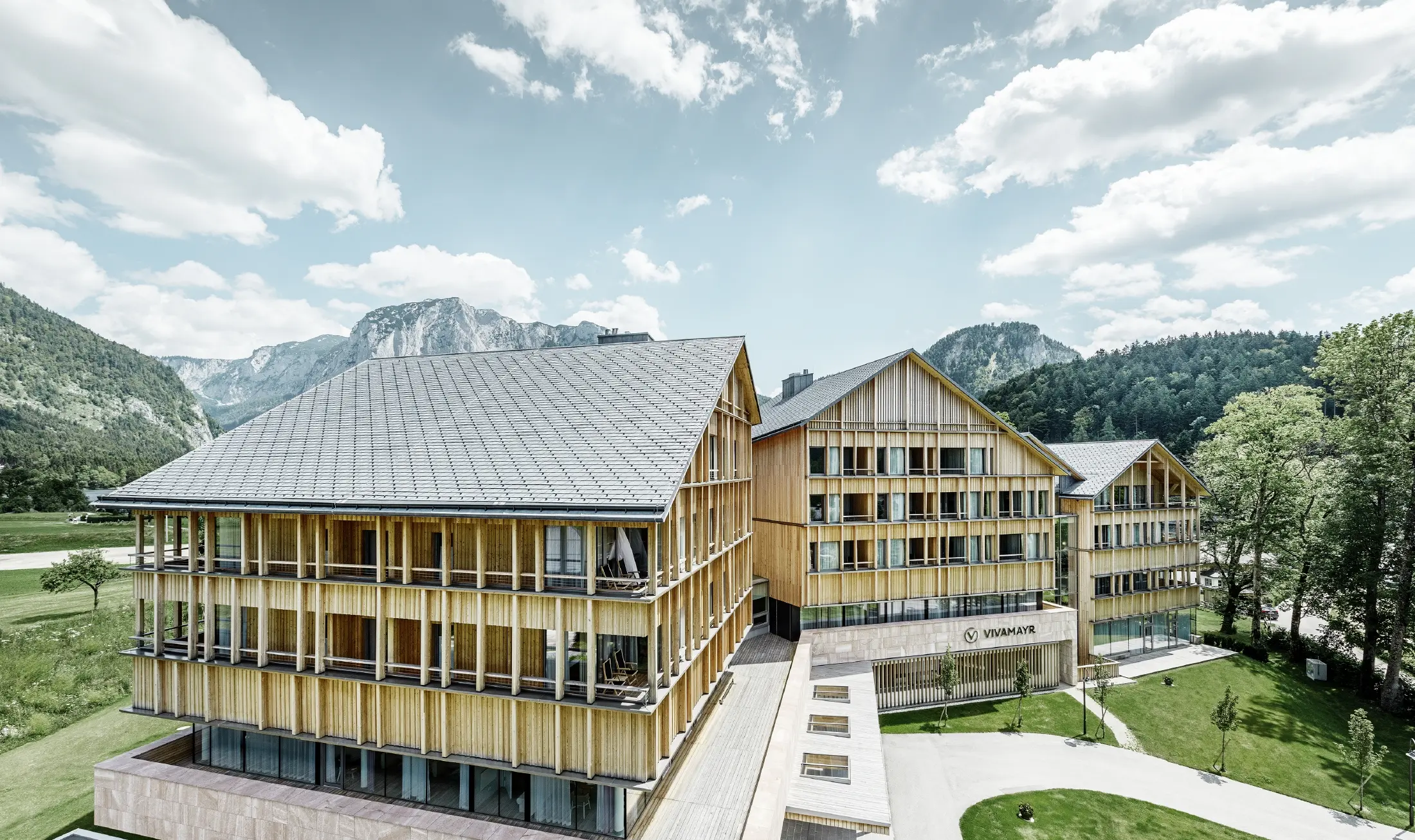 Vivamayr szálloda (Altaussee), fahomlokzattal és PREFA tetőfedő zsindellyel fedett tetővel