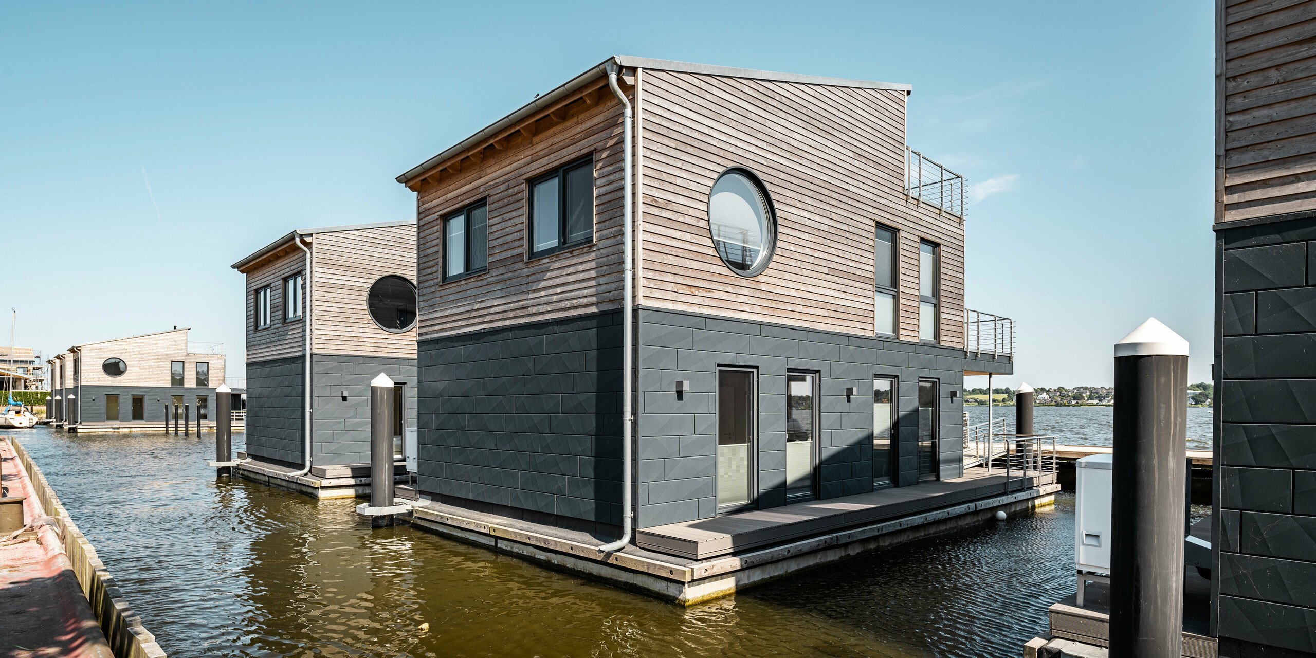 [Translate to Magyar:] PREFA Siding.X Aluminiumfassade umhüllt elf Wasserhäuser im Pionierhafen Schleswig