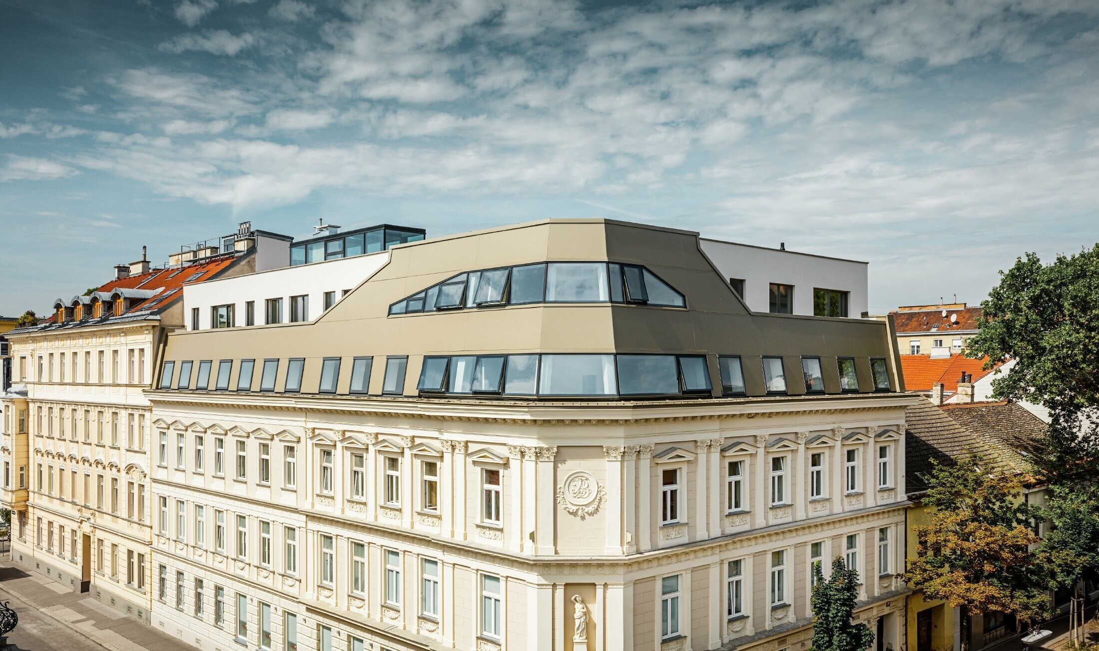 Tetőtérbeépítés a bécsi Schloßhofer utcában bronz színű PREFAalumínium kompozit lemezzel
