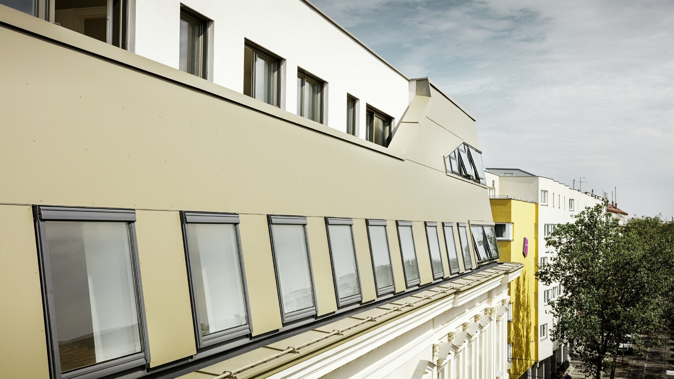 Tetőtérbeépítés a bécsi Schloßhofer utcában bronz színű PREFAalumínium kompozit lemezzel