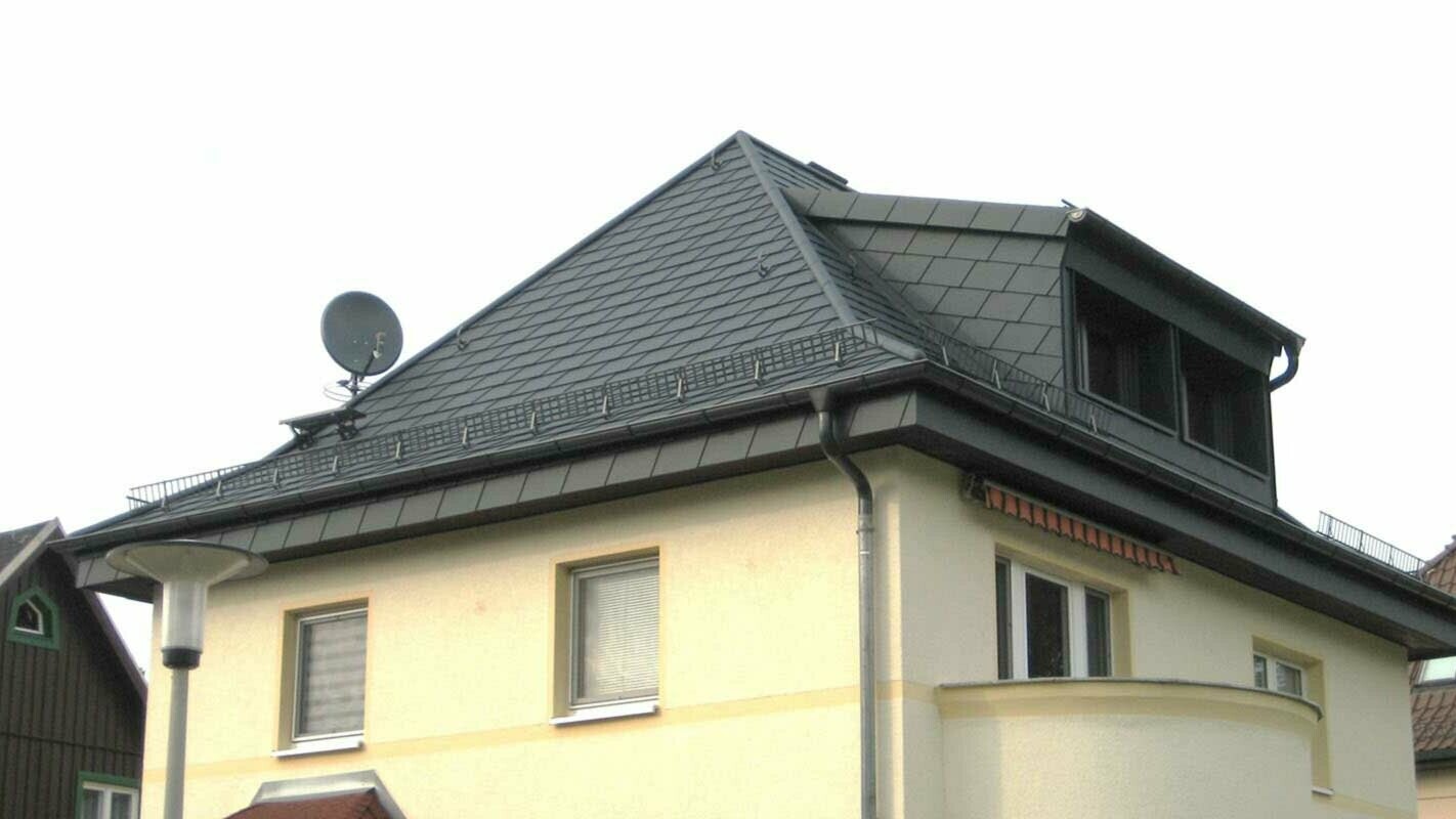 Kontytető felújítása, PREFA tetőfedő zsindely és tetőablak, sárga homlokzat