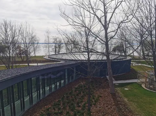 A balatonakarattyai központ egyik epuletenek latkepe