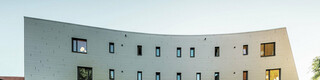 Frontansicht des neu renovierten Studentenwohnheims in Leoben.