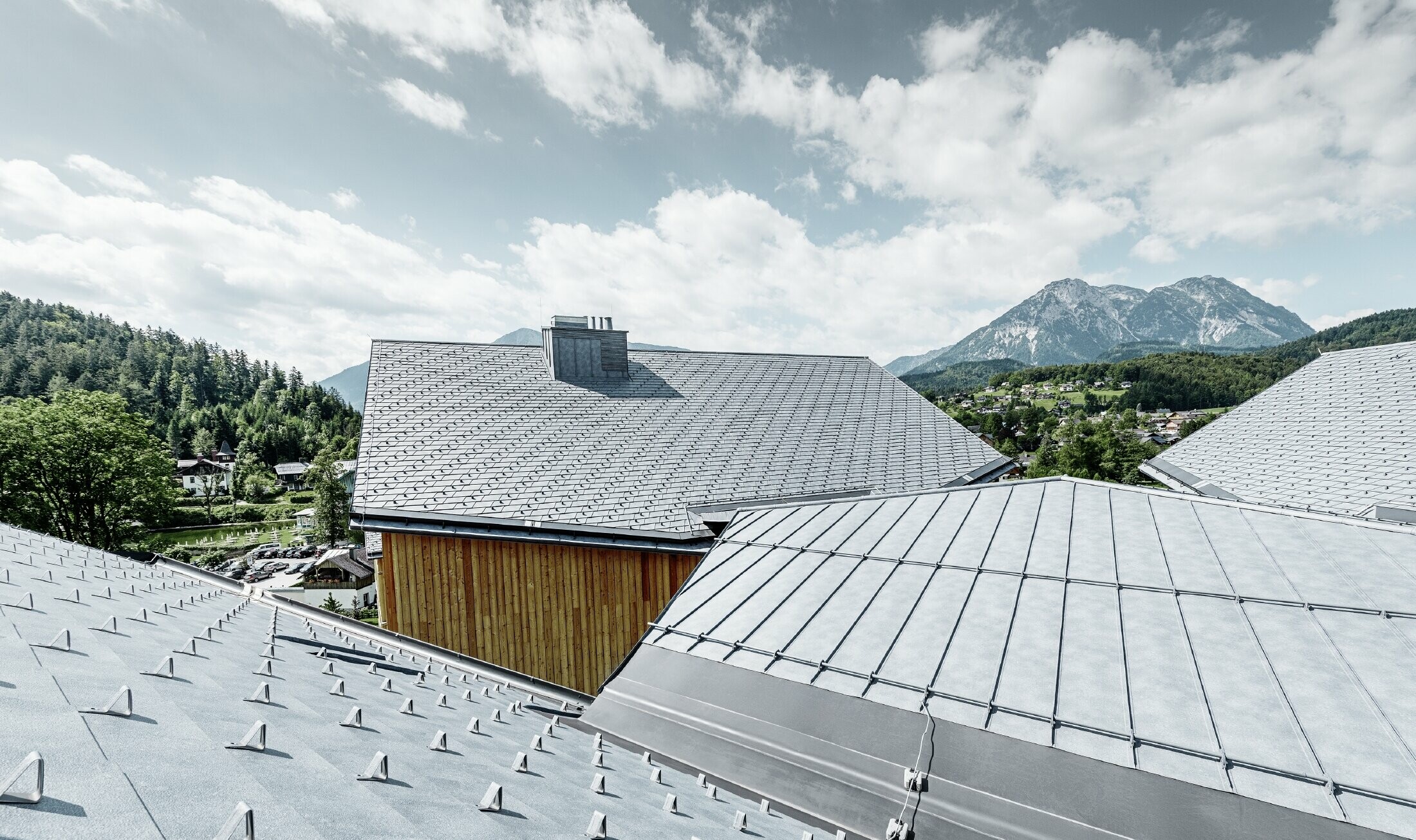 Hotel Vivamayr Altaussee fa homlokzattal és PREFA tetőfedő zsindellyel