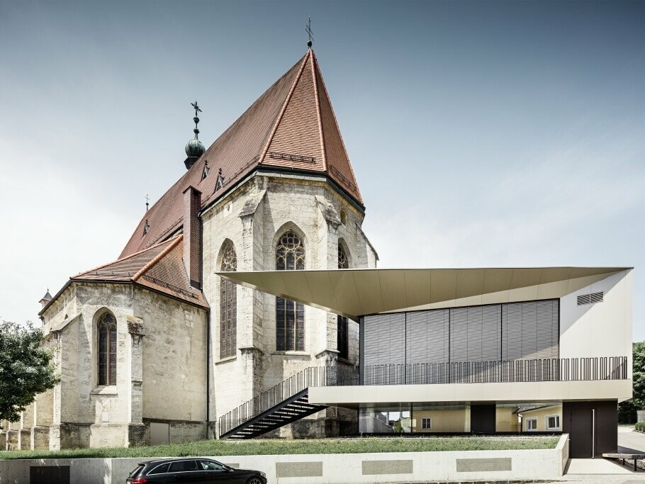 Frontansicht der Kirche und des Pfarrzentrums mit PREFA Fassade in Sierning (Oberösterreich)