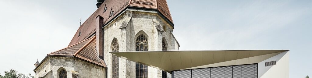 Frontansicht der Kirche und des Pfarrzentrums mit PREFA Fassade in Sierning (Oberösterreich)