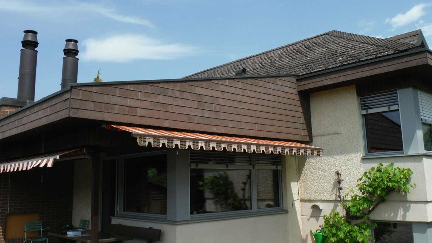 Családi ház télikerttel és hozzáépített épületrésszel tetőfelújítás után, PREFA Classic elem