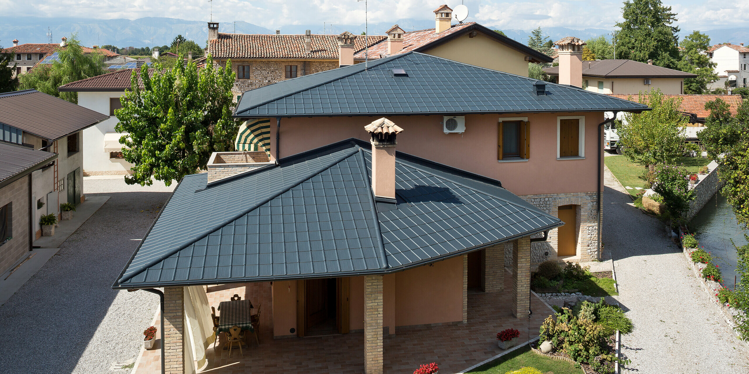 Olaszországi villa tipikus sátortetővel, PREFA Classic elem, P.10 antracit színben.