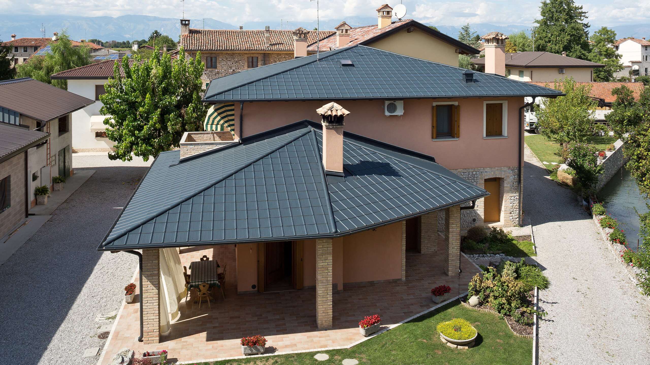 Olaszországi villa tipikus sátortetővel, PREFA Classic elem, P.10 antracit színben.