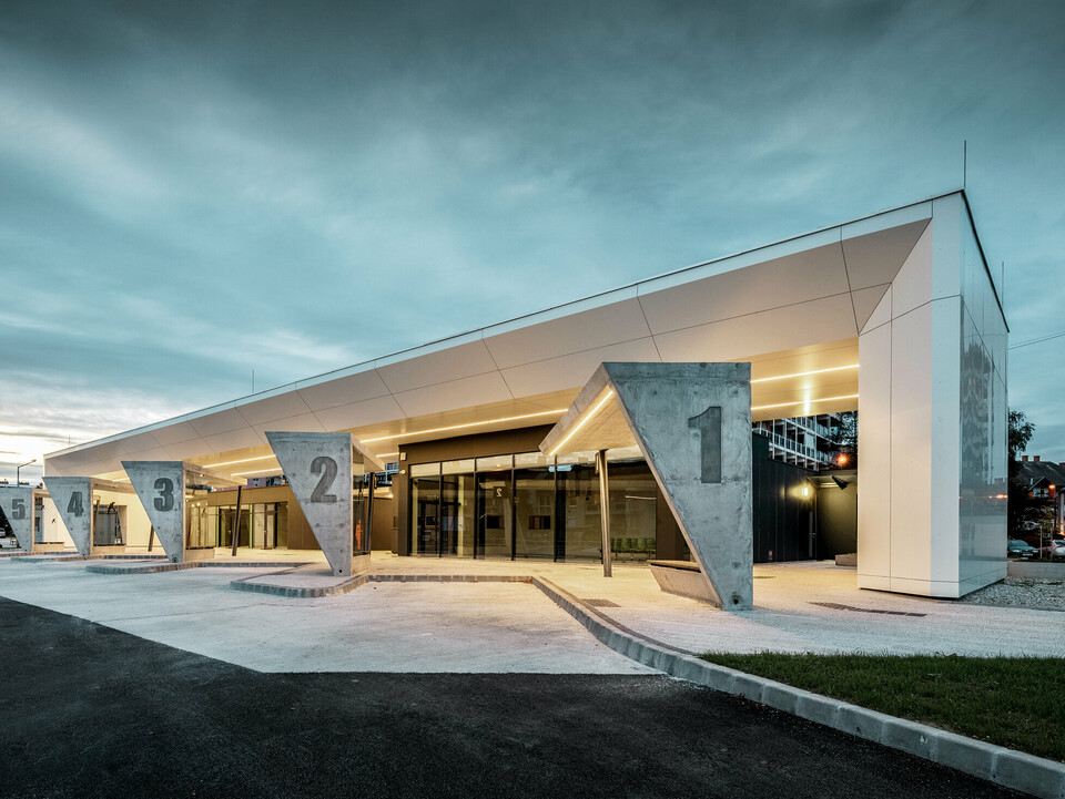 Modern gestalteter Busbahnhof in Lenti, Untersichten sind mit der PREFABOND Aluminium Verbundplatte in Reinweiß verkleidet