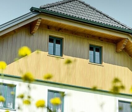 Giebelverkleidung mit den Alu Paneelen von PREFA in Holzoptik Eiche natur, verarbeitet sind die Sidings in vertikal inklusive Verkleidung der Dachuntersicht