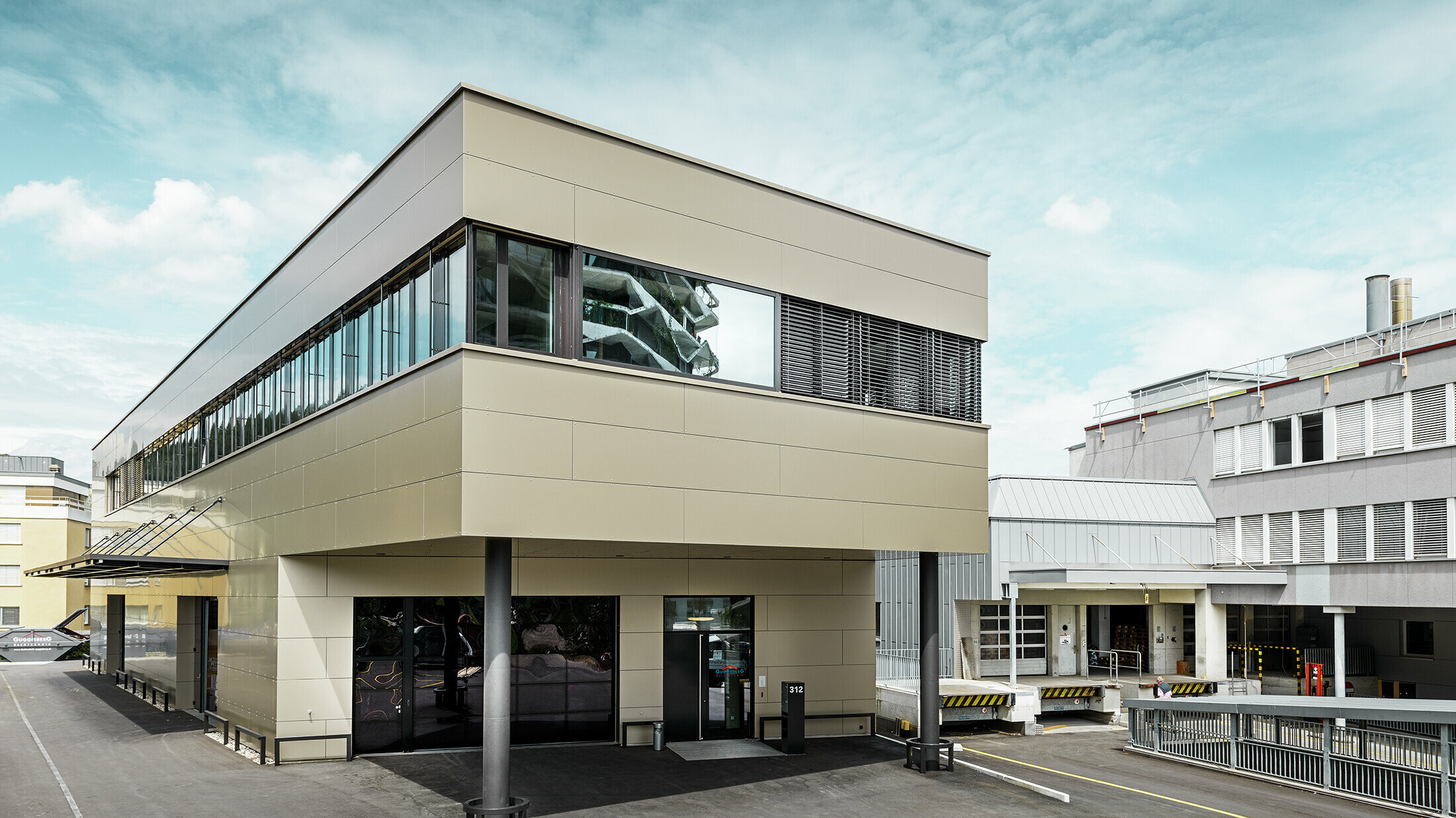 A Guggisbau Dachtechnik cég modern iroda- és műhelybővítése bronz színű PREFA alumínium kompozit lemezzel