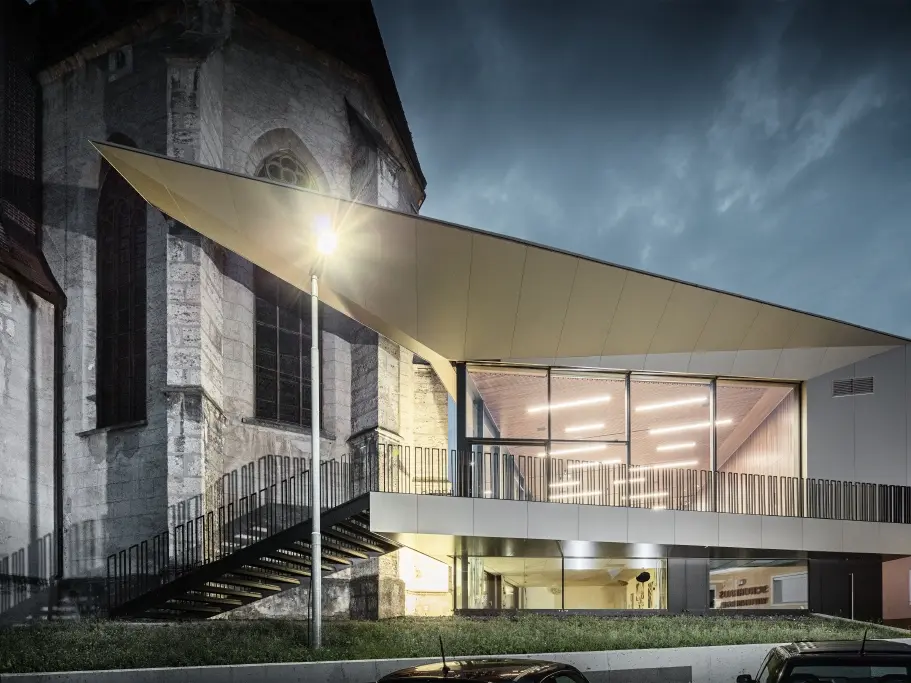 Das moderne Pfarrzentrum Sierning eingedeckt mit PREFA Fassadenpaneelen in Bronze.