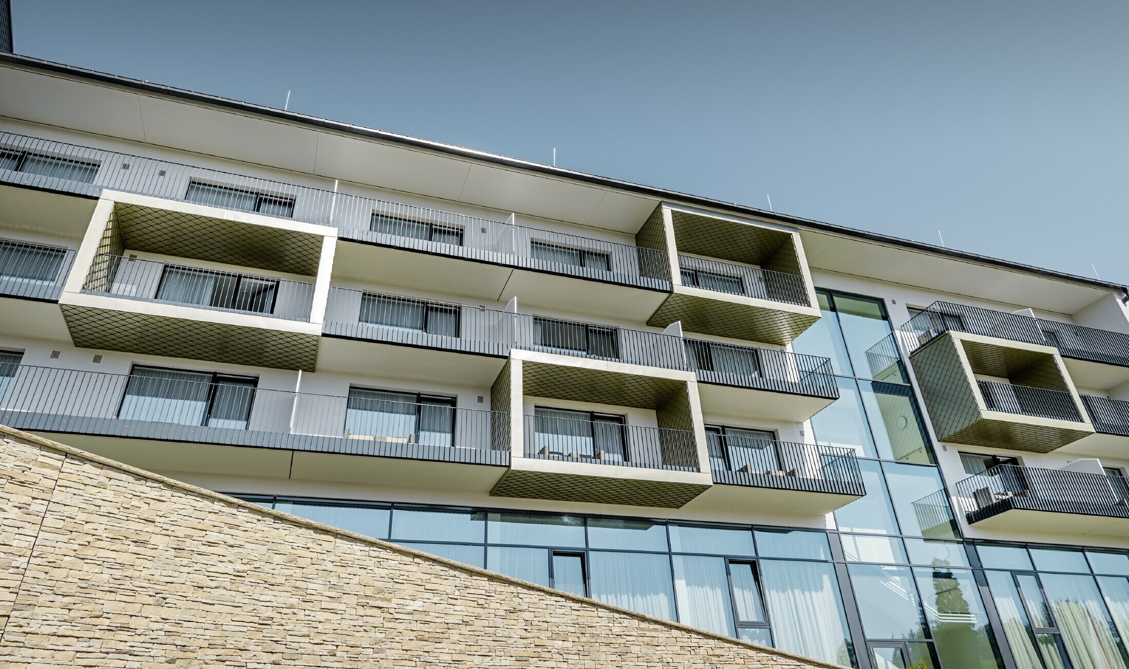 Balkonverkleidungen des Hotels Edita in Scheidegg mit der PREFA Wandraute in Lichtbronze