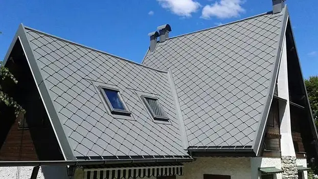 Meredek nyeregtető PREFA tetőfedő rombusz borítással.
