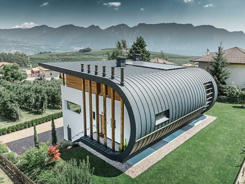 Családi ház Olaszországban lekerekített, P.10 antracit színű PREFALZ tető- és homlokzatburkolattal