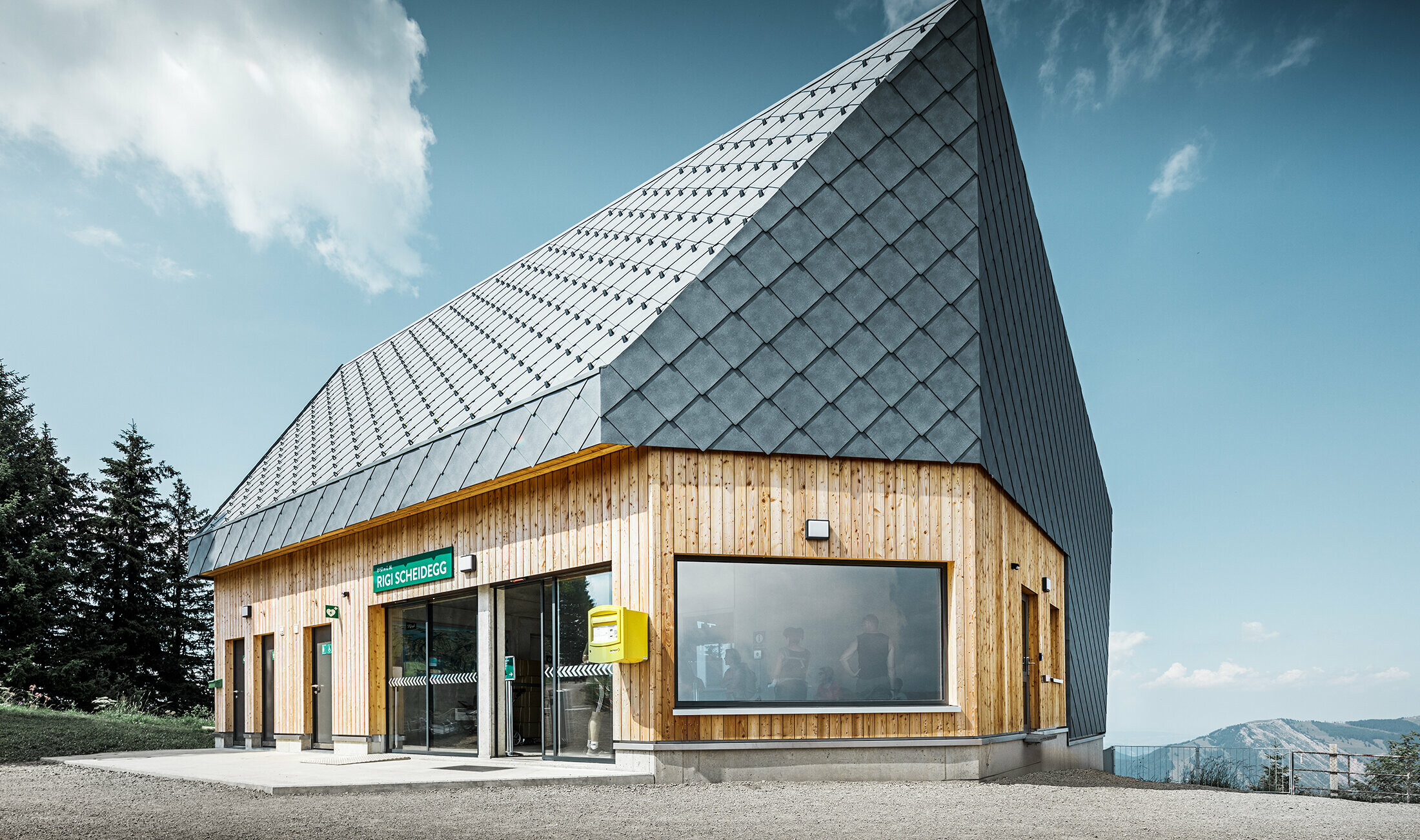 A Rigi Bahn Scheidegg hegyi állomása Goldauban, Svájcban. A tetőt és a homlokzat egy részét a 44 × 44-es P.10 kőszürke tető- és falgyémánttal fedték be.