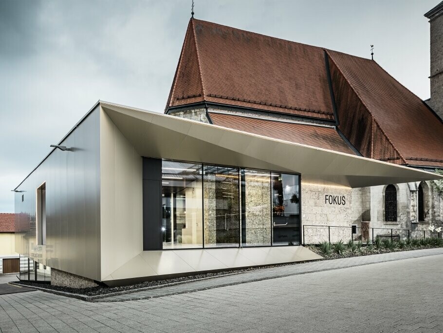 Pfarrzentrum Sierning eingedeckt mit Prefalz und PREFABOND in Bronze.