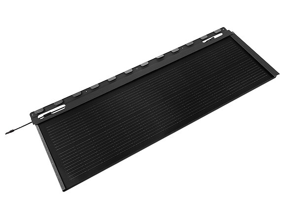 Az ábrán a nagyméretű PREFA napelemes tetőfedő panel látható fekete színben.