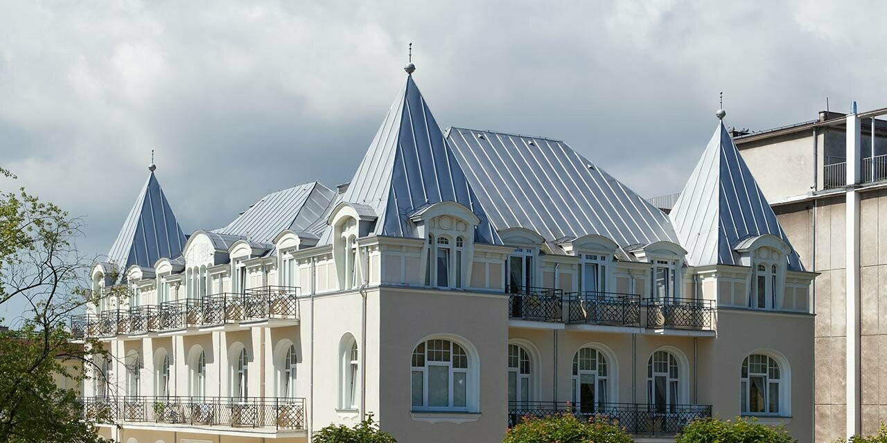 Hotel Bursztyn in Polen nach der Dachsanierung mit dem Falzdach Prefalz in Silbermetallic