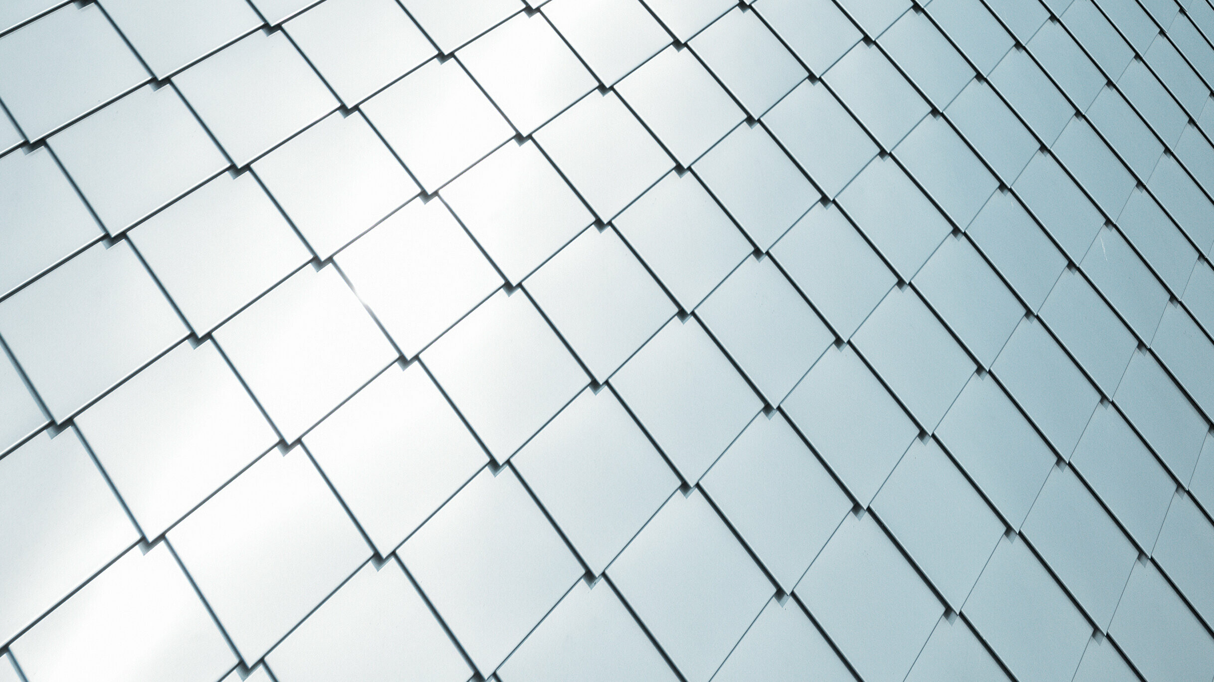 Natúr alumínium PREFA 20 × 20-as homlokzatburkoló rombuszok felületre fektetve, közeli nézet 