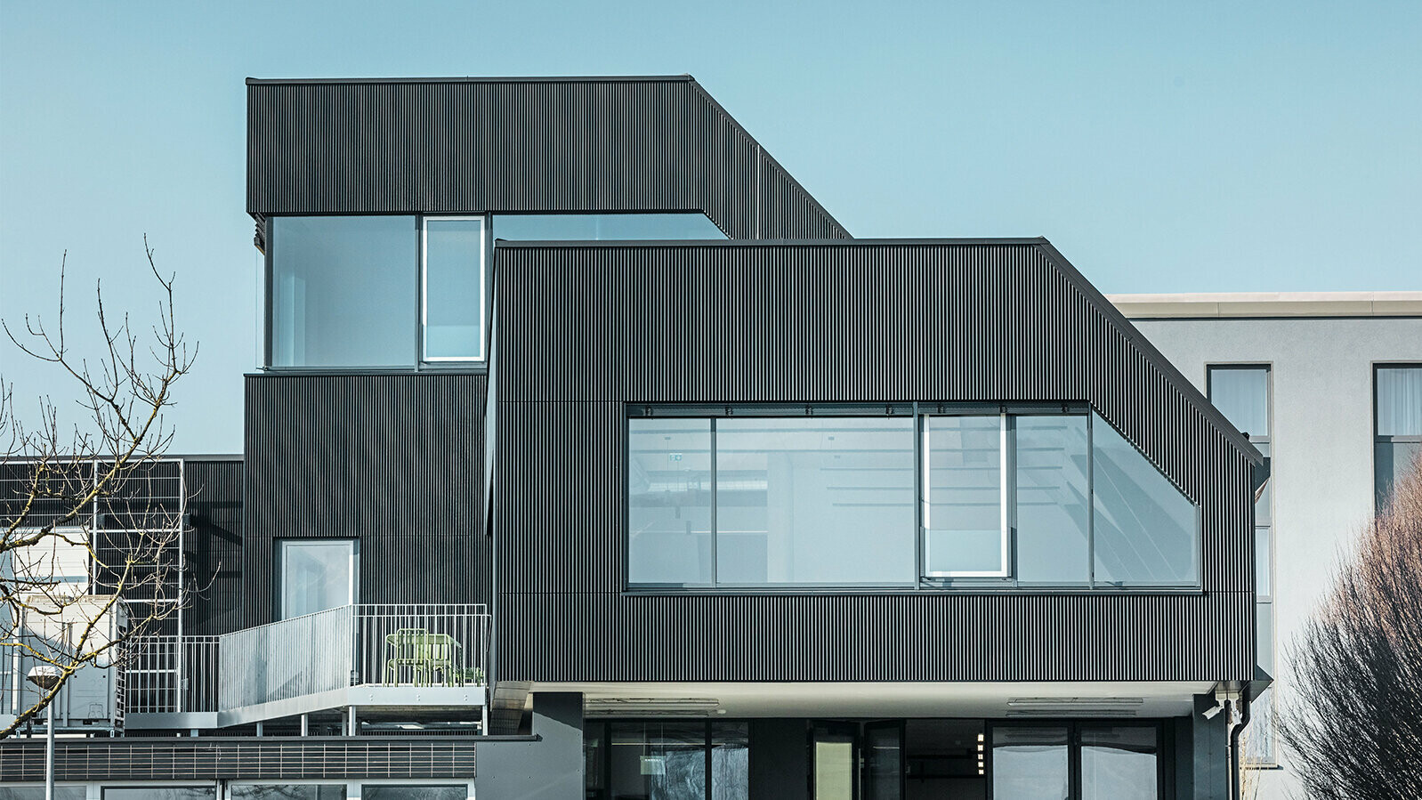 Az Amann kávéház oldalnézete napsütésben. Az épület védelme érdekében fekete színű bordázott profilt használtak.