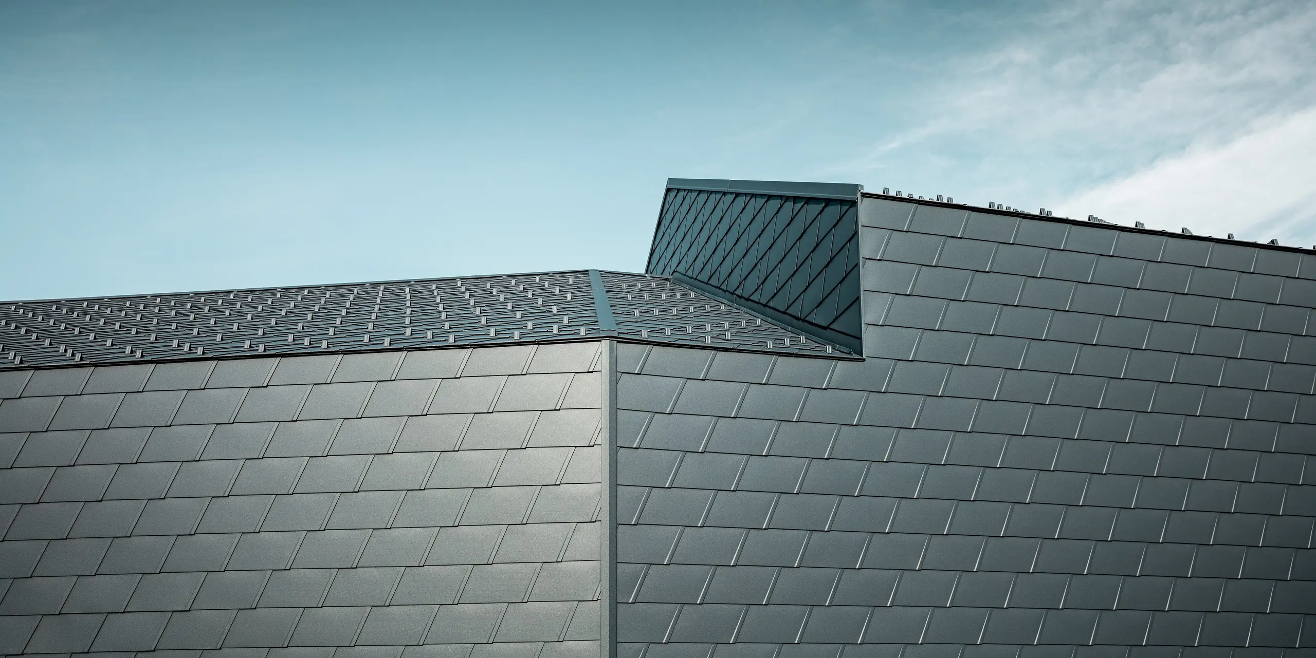 Detailansicht von der Fassadenfläche der Boulderhalle in Skofja, diese ist mit der PREFA Schindel DS.19 in Anthrazit verkleidet.