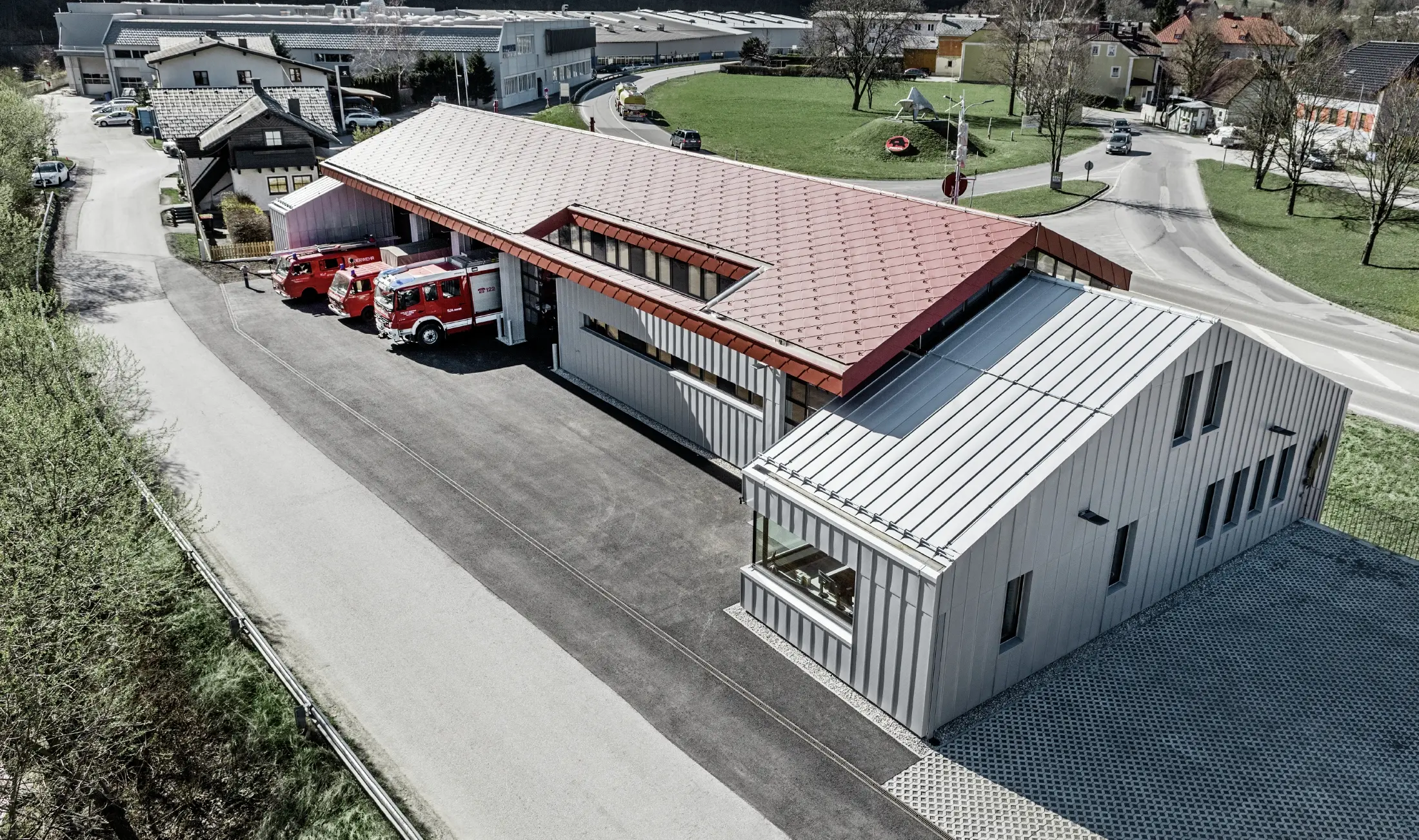 Tetőfedő és homlokzatburkoló rombusz, 44 x 44 rozsdavörös és PREFALZ ezüstmetál